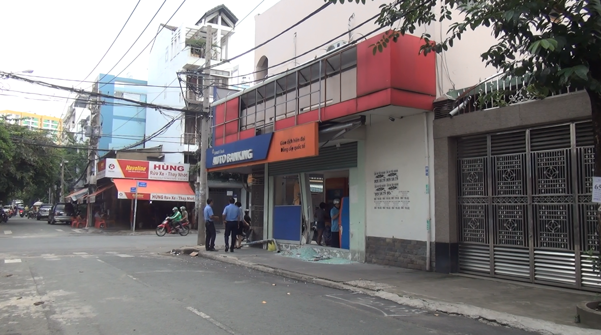 Tài xế nghi say xỉn điều khiển xế hộp tông vào ngân hàng ở Sài Gòn rồi lái xe tẩu thoát