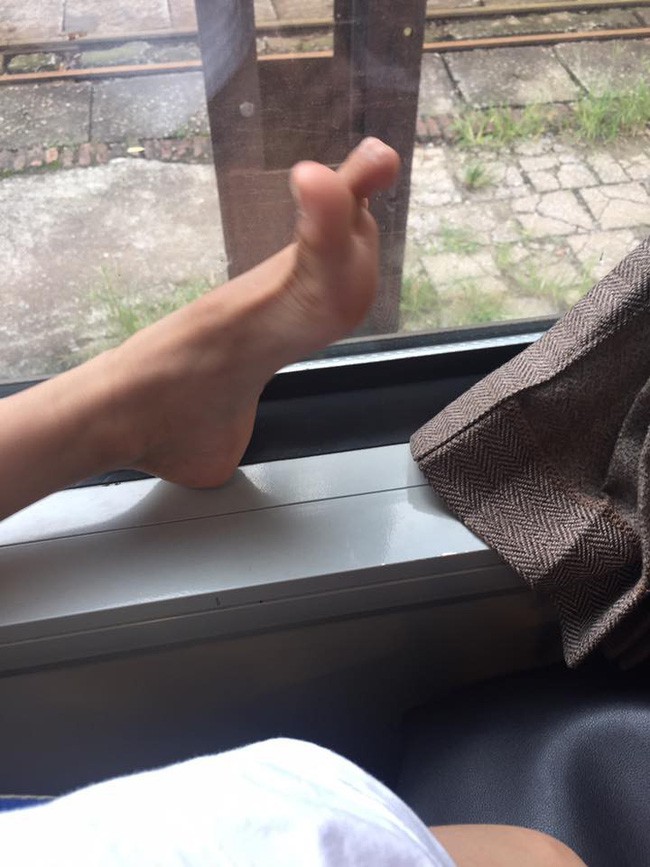 Đôi chân cáu bẩn và kém duyên khiến dân mạng kinh hồn bạt vía, nhưng cách mô tả của nạn nhân lại gây tranh cãi