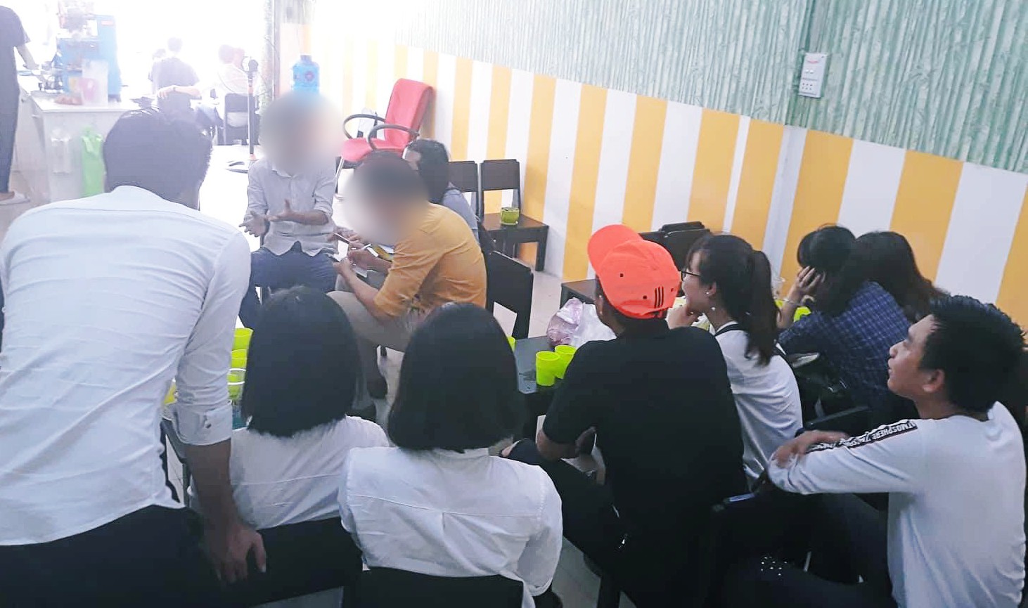 Lừa đảo hơn chục tỷ đồng bỏ trốn, giám đốc 8x rởm bị nạn nhân bắt giao công an khi đang nhận thêm tiền từ người khác