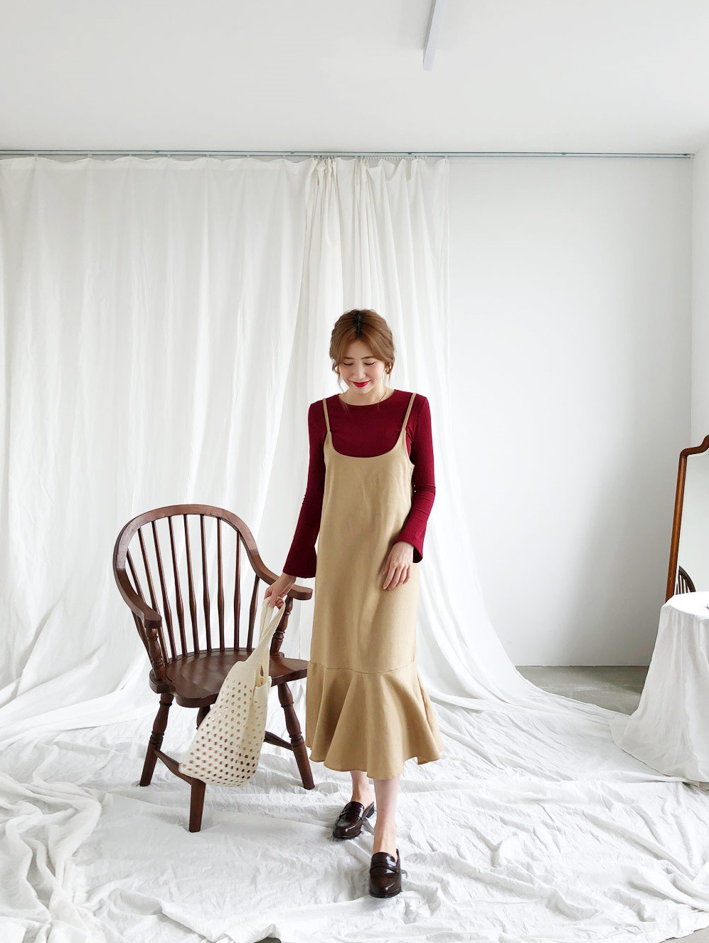 Đừng vội cất những chiếc váy hai dây bởi các nàng có thể diện được muôn kiểu tuyệt xinh trong tiết thu se lạnh