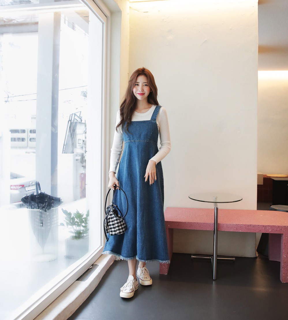 Đừng vội cất những chiếc váy hai dây bởi các nàng có thể diện được muôn kiểu tuyệt xinh trong tiết thu se lạnh