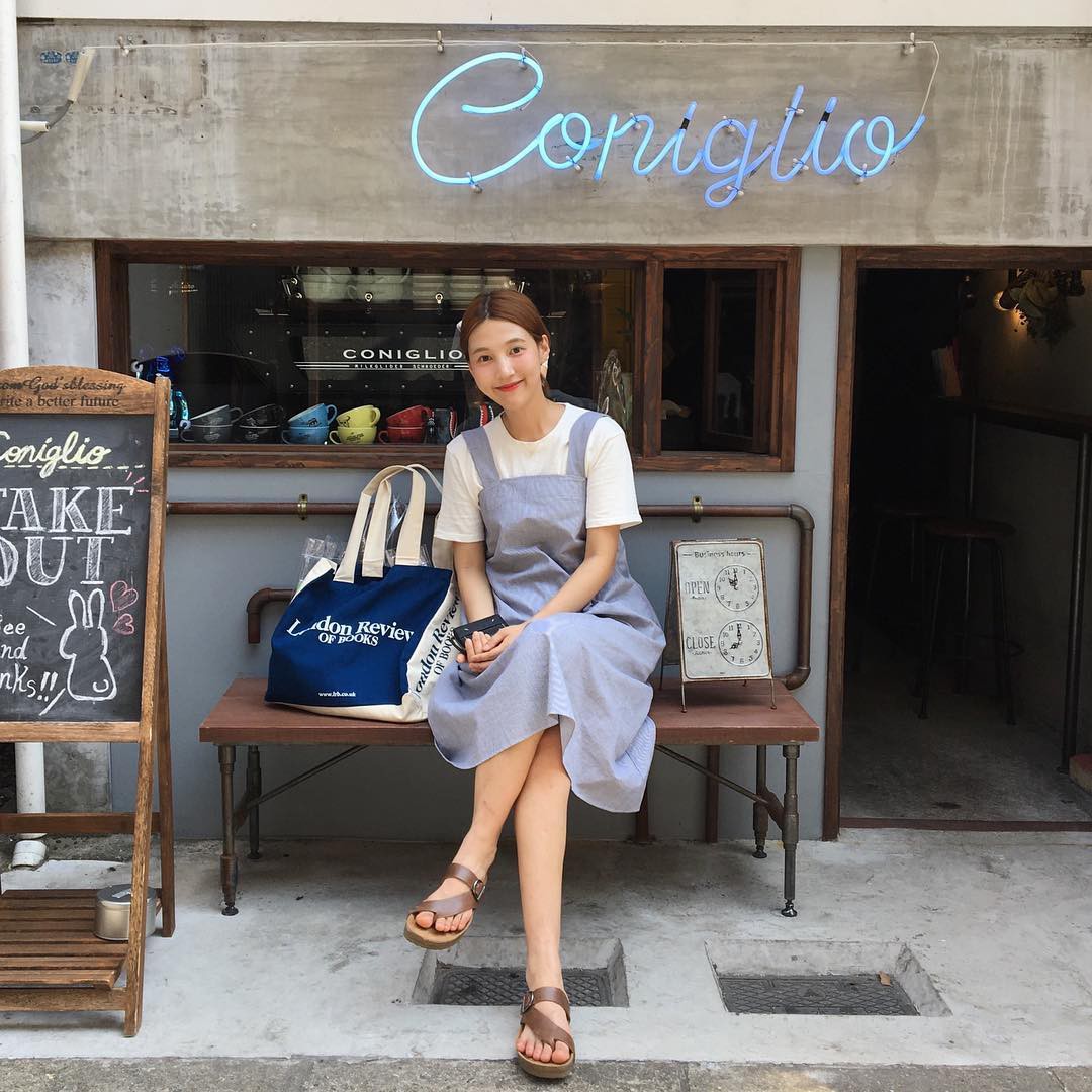 Đừng vội cất những chiếc váy hai dây bởi các nàng có thể diện được muôn kiểu tuyệt xinh trong tiết thu se lạnh