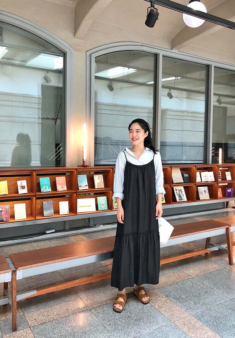 Đừng vội cất những chiếc váy hai dây bởi các nàng có thể diện được muôn kiểu tuyệt xinh trong tiết thu se lạnh