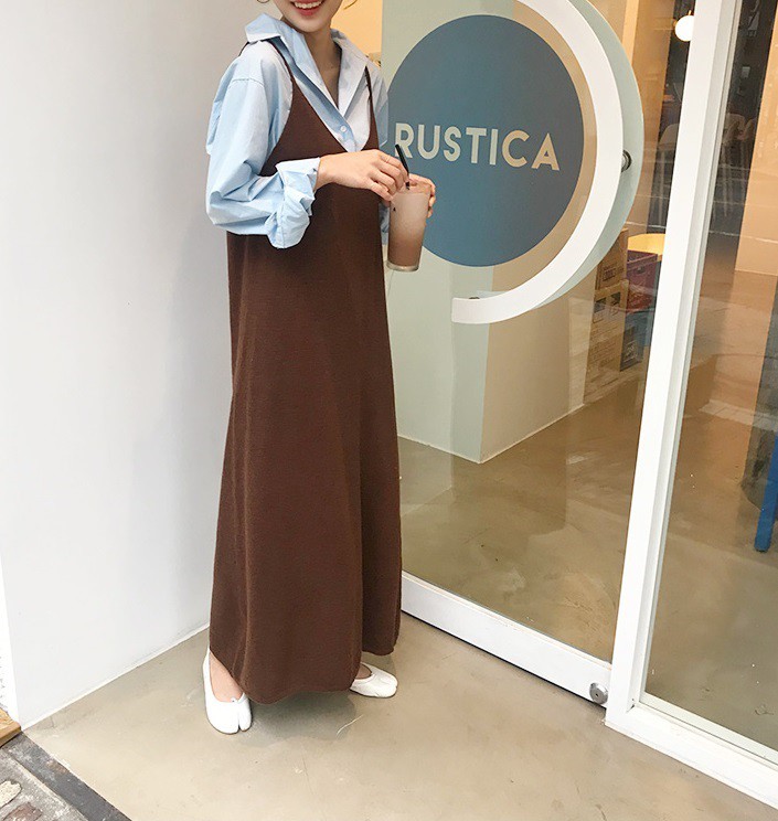 Đừng vội cất những chiếc váy hai dây bởi các nàng có thể diện được muôn kiểu tuyệt xinh trong tiết thu se lạnh