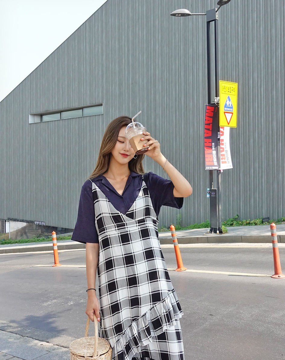 Đừng vội cất những chiếc váy hai dây bởi các nàng có thể diện được muôn kiểu tuyệt xinh trong tiết thu se lạnh