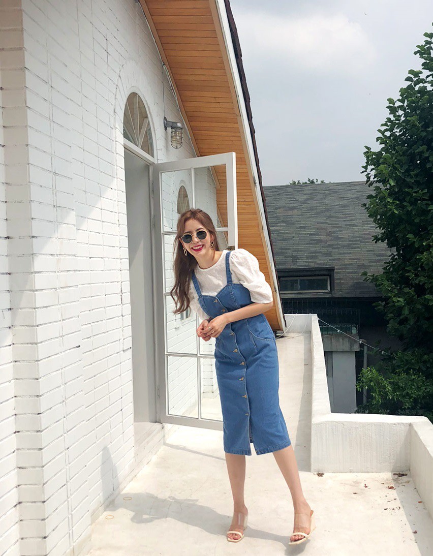 Đừng vội cất những chiếc váy hai dây bởi các nàng có thể diện được muôn kiểu tuyệt xinh trong tiết thu se lạnh