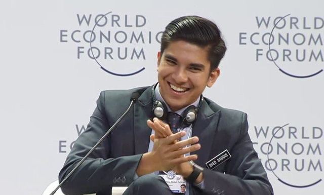 Bộ trưởng hot boy 25 tuổi của Malaysia bật cười tán thưởng trước câu hỏi của sinh viên Việt Nam