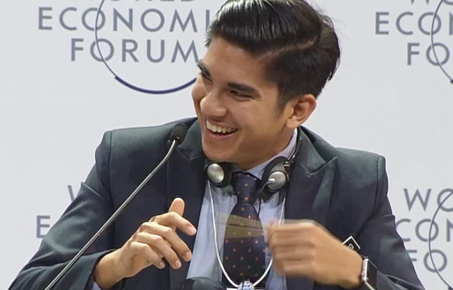 Bộ trưởng hot boy 25 tuổi của Malaysia bật cười tán thưởng trước câu hỏi của sinh viên Việt Nam