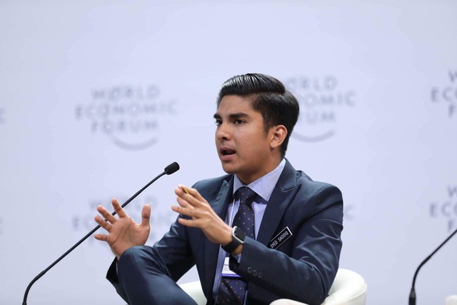 Bộ trưởng hot boy 25 tuổi của Malaysia bật cười tán thưởng trước câu hỏi của sinh viên Việt Nam