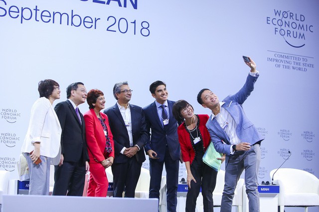 Bộ trưởng hot boy 25 tuổi của Malaysia bật cười tán thưởng trước câu hỏi của sinh viên Việt Nam