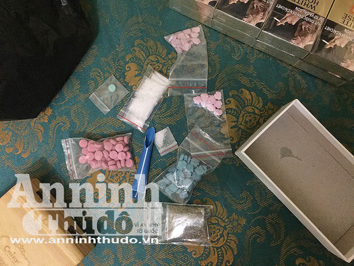 Cận cảnh số súng đạn, ma túy khủng của đường dây buôn hàng trắng