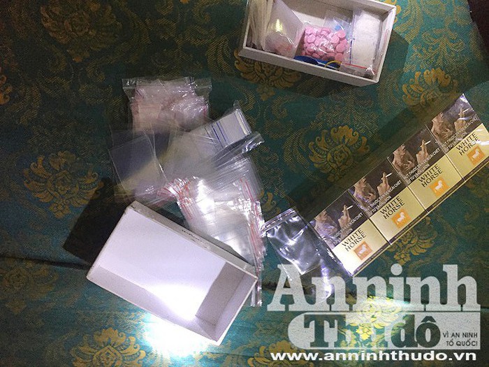 Cận cảnh số súng đạn, ma túy khủng của đường dây buôn hàng trắng