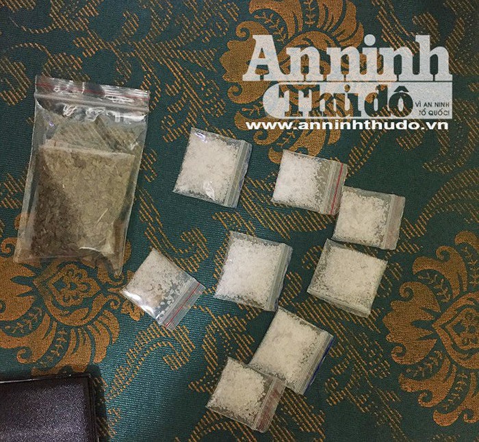 Cận cảnh số súng đạn, ma túy khủng của đường dây buôn hàng trắng