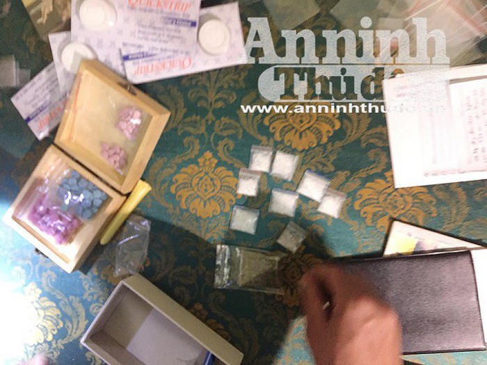 Cận cảnh số súng đạn, ma túy khủng của đường dây buôn hàng trắng