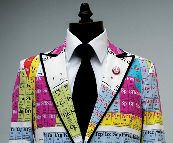 Combo khiến dân sợ môn Hóa khiếp đảm: Xe bus, ô tô, cốc, giày, áo... dán đầy hình bảng tuần hoàn các nguyên tố!