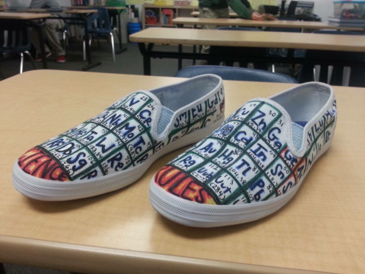 Combo khiến dân sợ môn Hóa khiếp đảm: Xe bus, ô tô, cốc, giày, áo... dán đầy hình bảng tuần hoàn các nguyên tố!