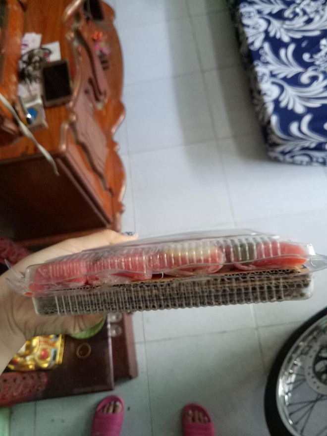 Cô gái đăng ảnh hộp nem to ụ độn toàn bìa cát tông, dân mạng bỗng chia phe bình luận