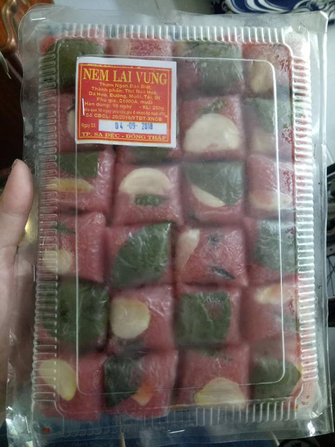 Cô gái đăng ảnh hộp nem to ụ độn toàn bìa cát tông, dân mạng bỗng chia phe bình luận Cô gái đăng ảnh hộp nem to ụ độn toàn bìa cát tông, dân mạng bỗng chia phe bình luận