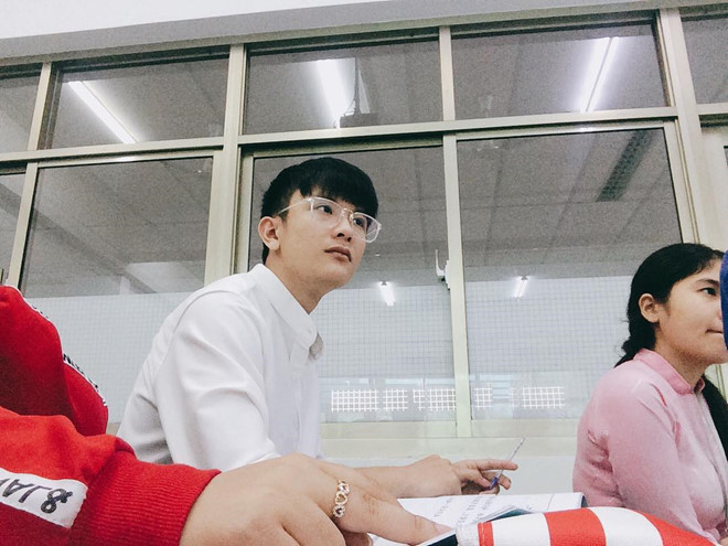 Nam phục vụ bàn ở Sài Gòn được tìm kiếm sau ảnh chụp lén đẹp trai