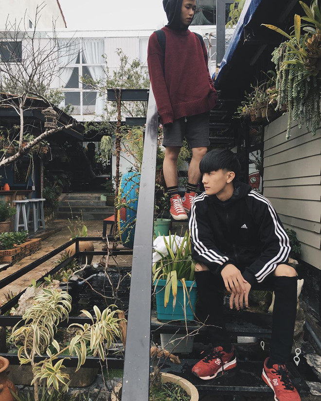 Nam phục vụ bàn ở Sài Gòn được tìm kiếm sau ảnh chụp lén đẹp trai