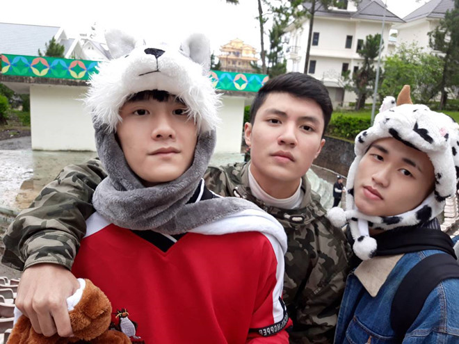 Nam phục vụ bàn ở Sài Gòn được tìm kiếm sau ảnh chụp lén đẹp trai