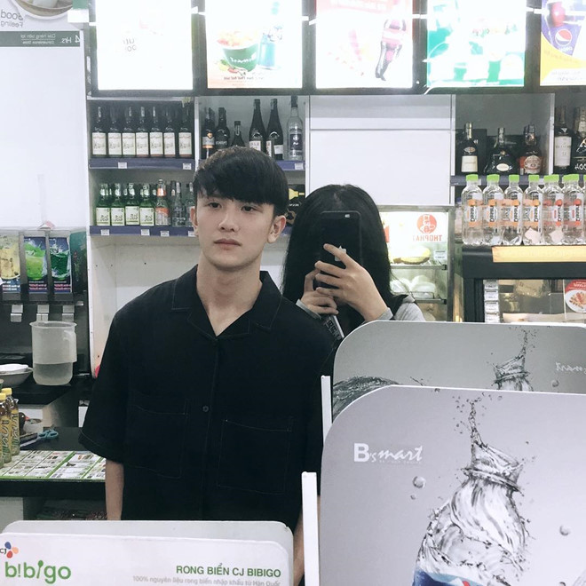 Nam phục vụ bàn ở Sài Gòn được tìm kiếm sau ảnh chụp lén đẹp trai