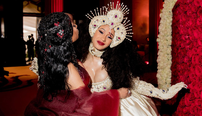 Nicki Minaj dằn mặt Cardi B sau vụ ném guốc