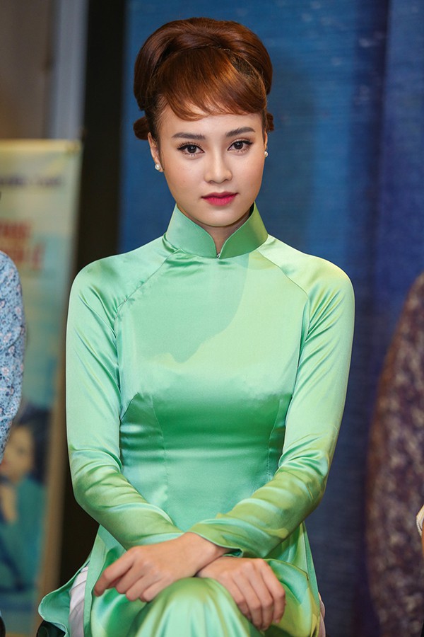 Ninh Dương Lan Ngọc: Từ gái quê hiền lành, ngây thơ lột xác ngày càng gợi cảm