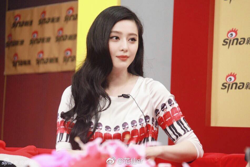 Sự thật về bức ảnh Phạm Băng Băng hoảng loạn, vùng vẫy khi bị 2 người áo đen bắt giữ