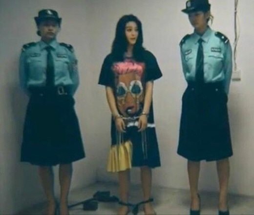 Bức ảnh nổi tiếng Phạm Băng Băng bị còng tay khổ sở được truyền thông Hàn Quốc minh oan là photoshop