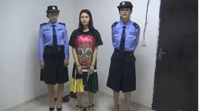 Bức ảnh nổi tiếng Phạm Băng Băng bị còng tay khổ sở được truyền thông Hàn Quốc minh oan là photoshop