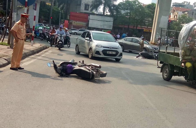 Xế hộp Camry tông liên hoàn trên phố Hà Nội, 2 người bị thương