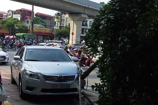 Xế hộp Camry tông liên hoàn trên phố Hà Nội, 2 người bị thương