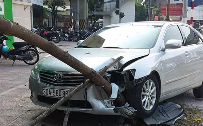 Xế hộp Camry tông liên hoàn trên phố Hà Nội, 2 người bị thương