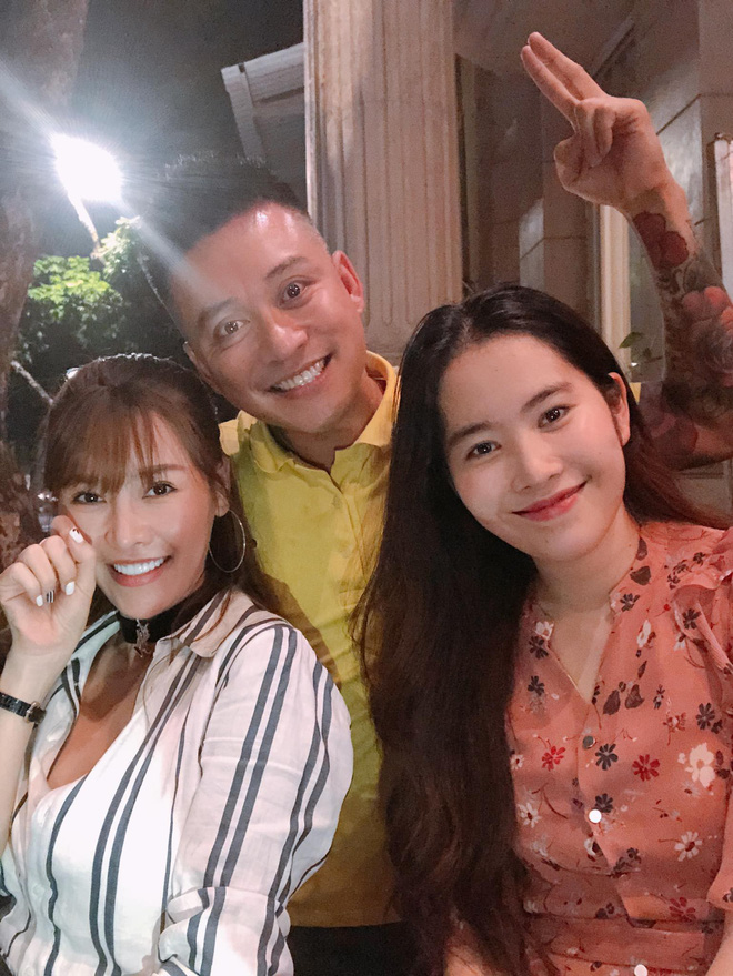 Tuấn Hưng đăng hình chụp cùng Quế Vân và Nam Em nhưng lại gọi tên Trường Giang, fan lên tiếng: Vô duyên!