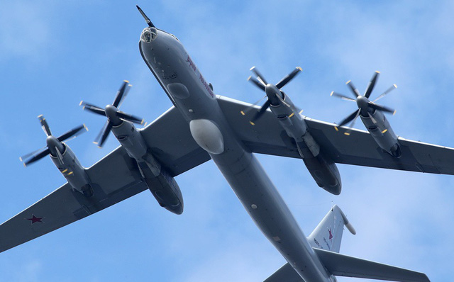 Tàu ngầm Anh-Mỹ áp sát Syria, Tu-142MK Nga phục sẵn nghênh đón: Cá sắp chui vào rọ?