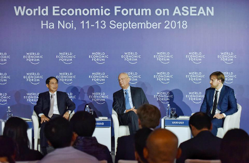 Chủ tịch WEF: Đừng để con người thành nô lệ của robot