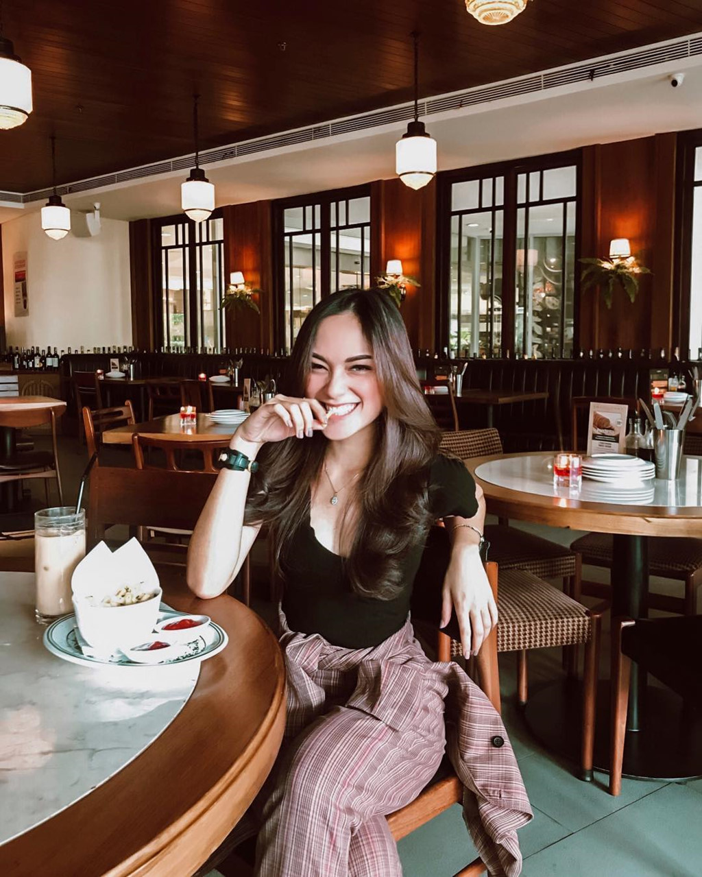 Hot girl cung bọ cạp có bạn trai thiếu gia, nổi tiếng ở Indonesia