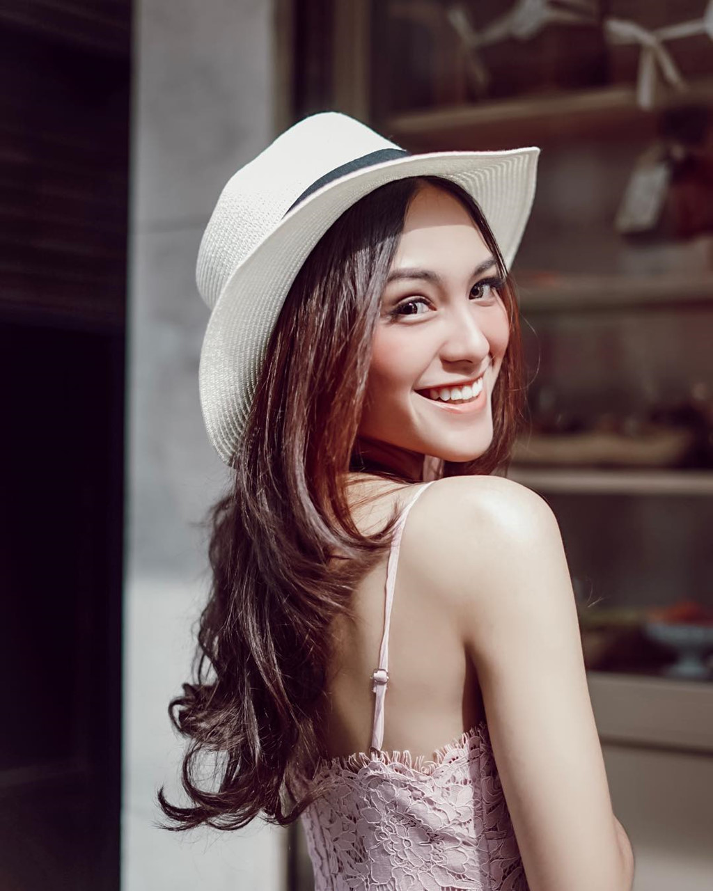 Hot girl cung bọ cạp có bạn trai thiếu gia, nổi tiếng ở Indonesia