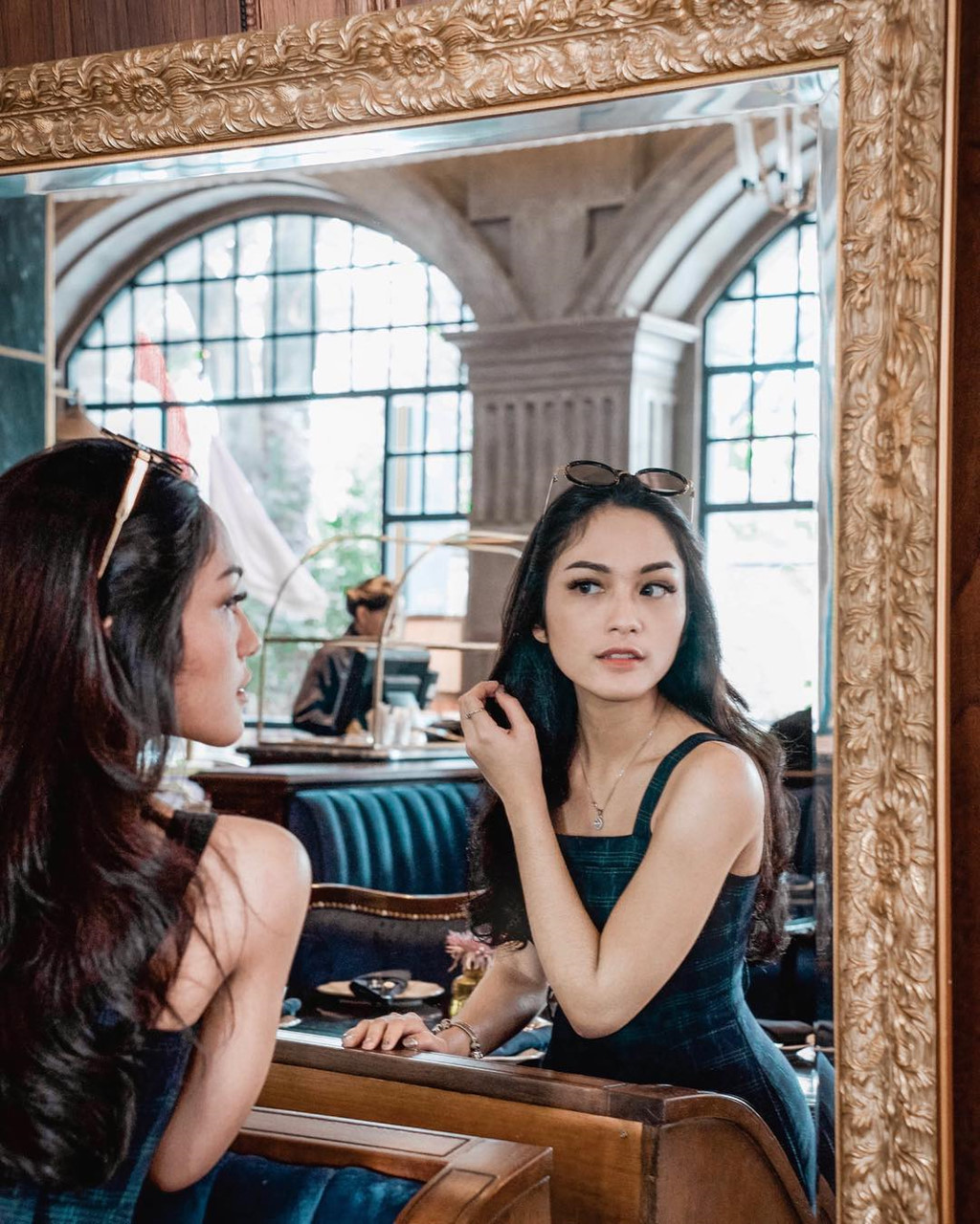 Hot girl cung bọ cạp có bạn trai thiếu gia, nổi tiếng ở Indonesia