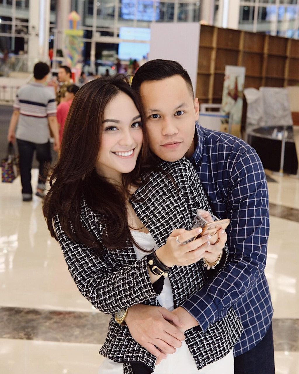 Hot girl cung bọ cạp có bạn trai thiếu gia, nổi tiếng ở Indonesia