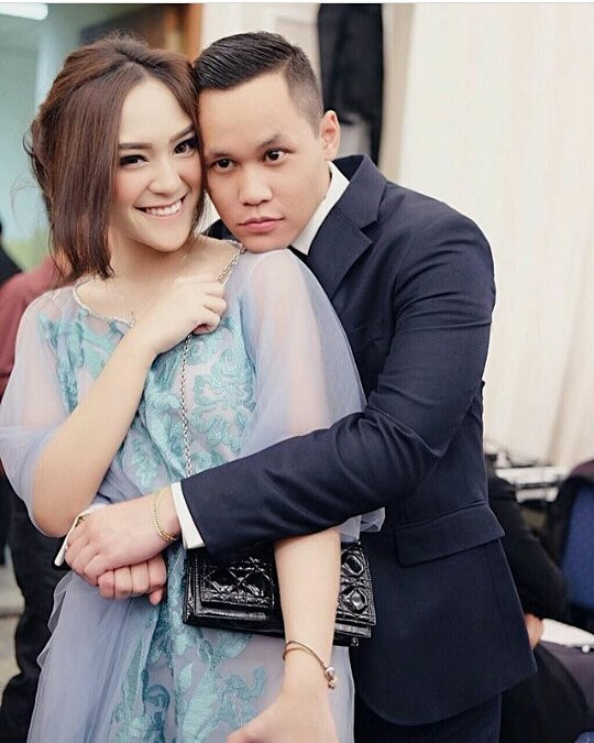 Hot girl cung bọ cạp có bạn trai thiếu gia, nổi tiếng ở Indonesia