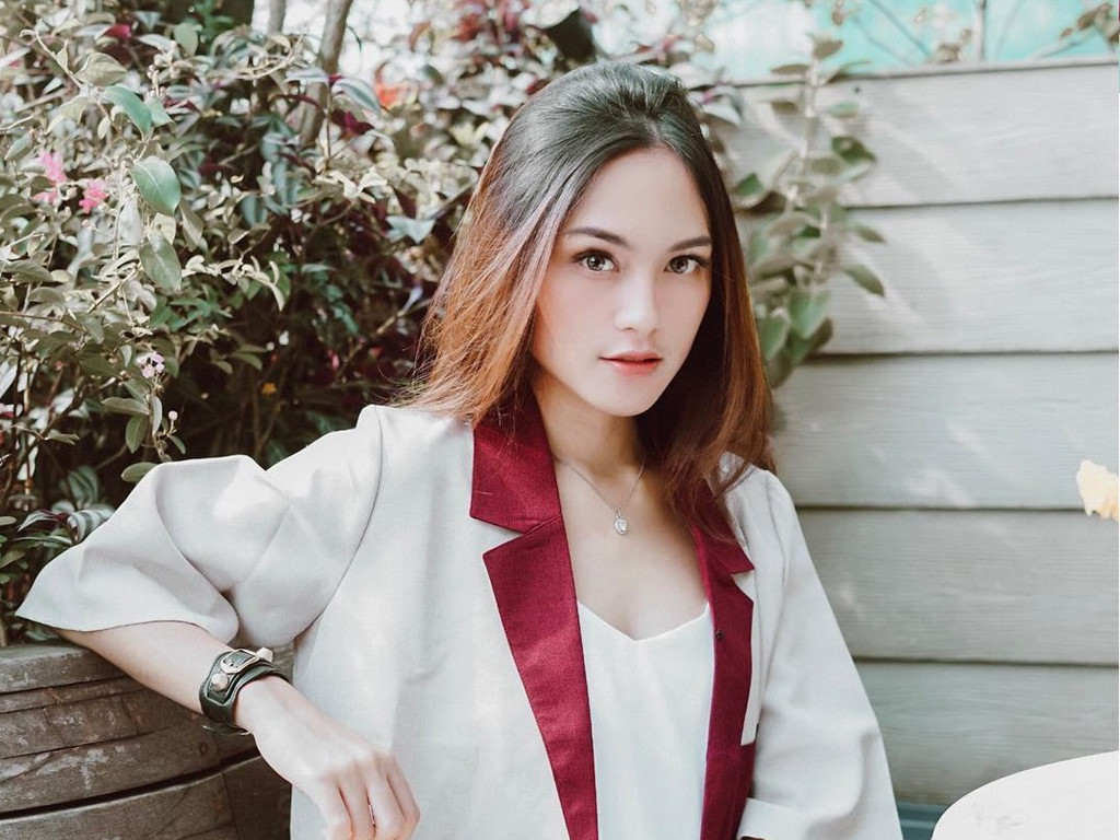 Hot girl cung bọ cạp có bạn trai thiếu gia, nổi tiếng ở Indonesia