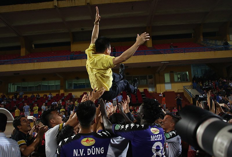 Hà Nội FC vô địch sớm, vì sao bầu Hiển... không thưởng?