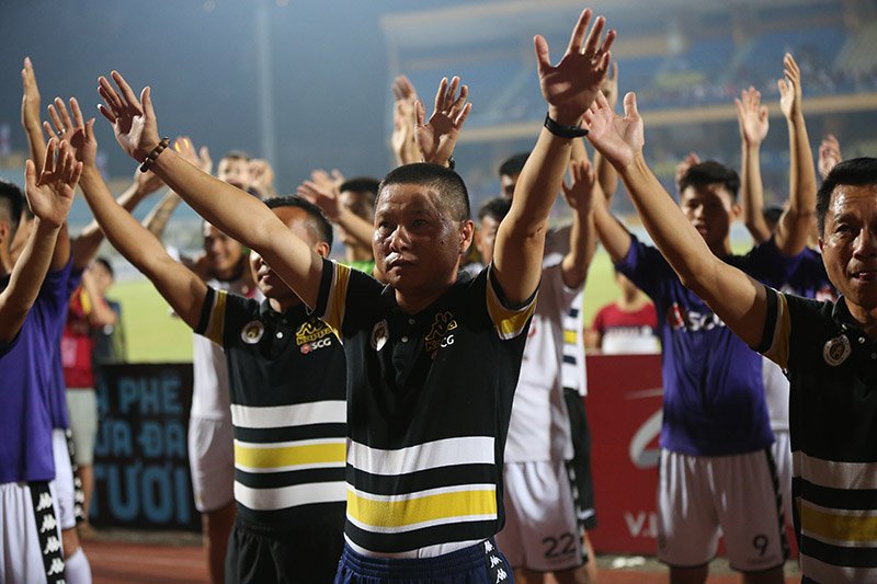 Hà Nội FC vô địch sớm, vì sao bầu Hiển... không thưởng?