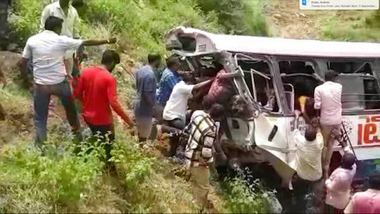 Xe buýt lao xuống vực, 65 người thương vong
