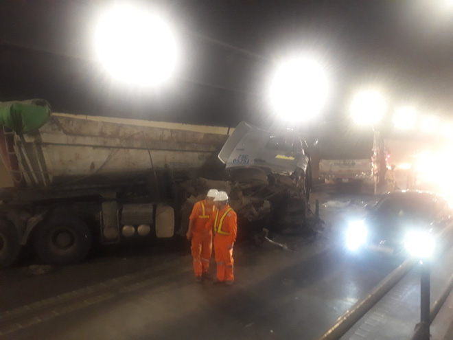 Xe đầu kéo quay đầu giữa hầm Hải Vân gây tai nạn kinh hoàng
