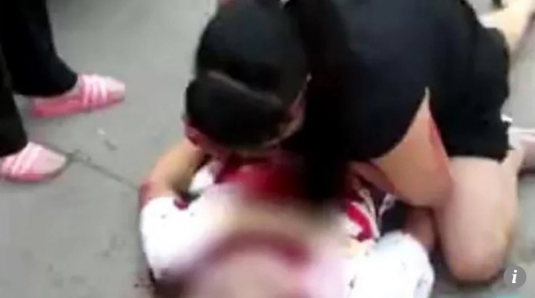 Quyết bảo vệ mẹ, người đàn ông bị côn đồ đâm chết giữa chợ