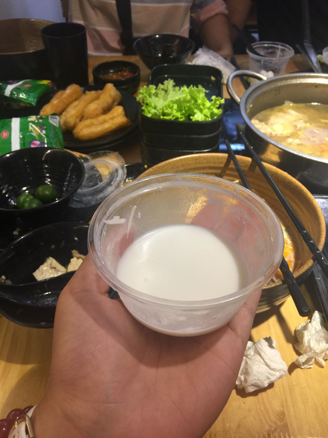 Đi ăn lẩu ở nhà hàng nổi tiếng Hà Nội, 4 cô gái trẻ bức xúc vì xin thìa ăn chè bị nhân viên bảo: Chị húp đi