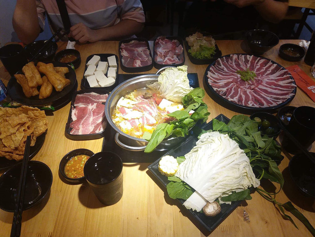 Đi ăn lẩu ở nhà hàng nổi tiếng Hà Nội, 4 cô gái trẻ bức xúc vì xin thìa ăn chè bị nhân viên bảo: Chị húp đi